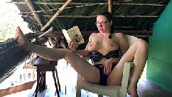 Espiar a mãe enquanto ela lê seu romance